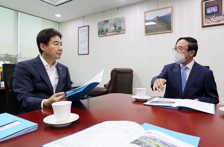 정부예산 확보차 지난 지방선거 직후 국회에서 이용호 국회의원(왼쪽)을 만난 심민 임실군수(오른쪽)가 이 의원에게 임실군 현안사업에 대해 설명하고 있다.  *재판매 및 DB 금지