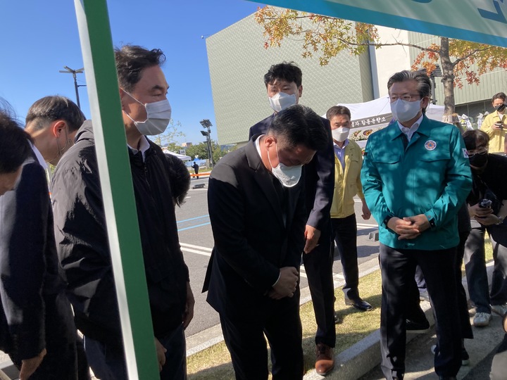 [뉴시스=대전]정지선 현대백화점 회장이 대전 프리미엄 아웃렛 화재 현장에 마련된 합동 분향소를 찾아 고인들을 위해 고개 숙이고 있다. 2022.09.27. ssong1007@newsis.com *재판매 및 DB 금지