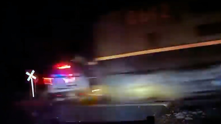 경찰이 용의자를 태운 경찰차를 철도 건널목에 세워뒀다 화물열차가 들이받는 바람에 용의자가 중상을 입는 어이없는 사건이 벌어졌다. 출처 : Fort Lupton Police Department. *재판매 및 DB 금지