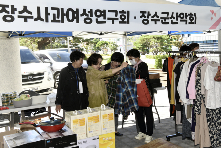 [장수=뉴시스] 한훈 기자 =전북 장수군은 27일 군청 광장에서 '2022년 생활 속 자원순환 함께 만들어가요'는 주제로 아나바다 행복 나눔 장터를 개최했다.(사진=장수군 제공).2022.09.27. photo@newsis.com *재판매 및 DB 금지