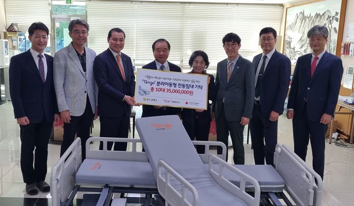 [광주=뉴시스] 이영주 기자 = 광주사회복지공동모금회는 27일 지역 기업인 골드클래스㈜와 ㈜옵토닉스로부터 거동이 불편한 어르신과 장애인 등을 위한 분리이동형 전동침대 10대를 기부받았다고 밝혔다. (사진 = 광주사회복지공동모금회 제공) 2022.09.27. photo@newsis.com *재판매 및 DB 금지