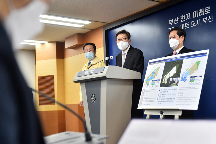 [부산=뉴시스] 박형준 부산시장(가운데)이 지난 3월 2일 박재범 당시 남구청장(왼쪽)과 박수영 국회의원(국민의힘 남구 갑)과 함께 옛 부산외대 부지 개발에 대해 발표하고 있다.(사진=부산시 제공)&nbsp;&nbsp; *재판매 및 DB 금지