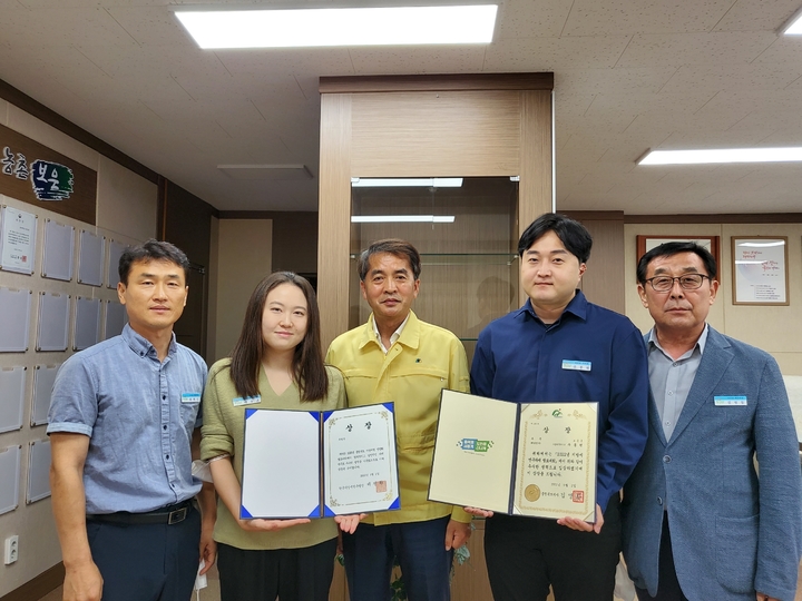 [보은=뉴시스] 안성수 기자 = (왼쪽부터)김학인 세정팀장, 이승은 주무관, 최재형 보은군수, 우동원 주무관, 김명동 재무과장이 27일 군수실에서 충북도 2022년 지방세정 연찬회 수상 기념촬영을 하고 있다. 2022.09.27. hugahn@newsis.com *재판매 및 DB 금지