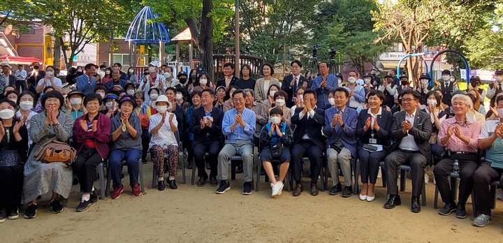 [안양=뉴시스] 이병희 기자 = 김동연 경기도지사가 27일 오후 안양시 만안구 안양4동 밤동산 공원에서 열린 '민생현장 맞손토크'를 마친 뒤 시민들과 기념사진을 찍고 있다. 2022.09.27. iambh@newsis.com *재판매 및 DB 금지