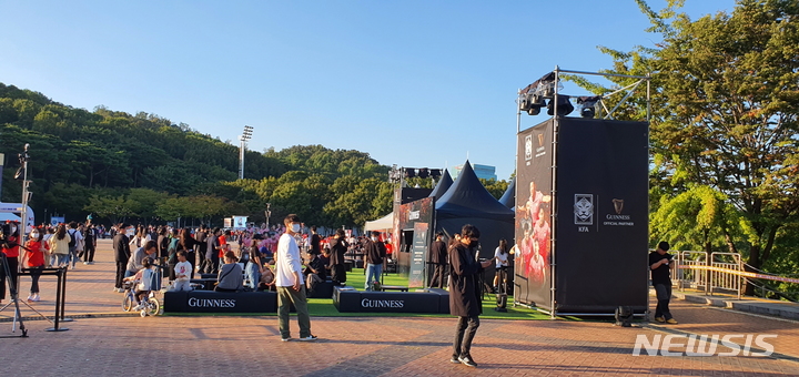 [서울=뉴시스]서울월드컵경기장 앞 맥주 업체 시음 행사. 2022.09.27. daero@newsis.com 