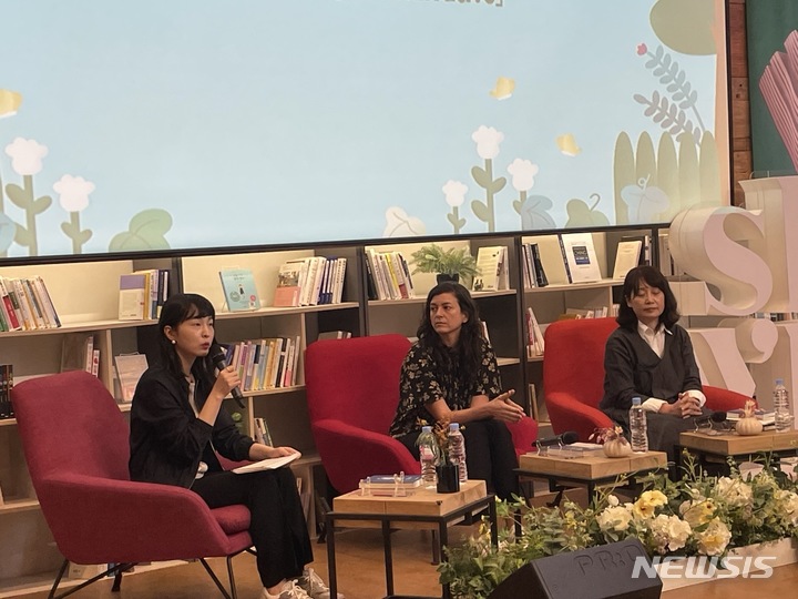 [서울=뉴시스] 신재우 기자 = 27일 서울 중구 커뮤니티하우스 마실에서 서울국제작가축제의 '작가, 마주보다' 프로그램에 사만타 슈웨블린 작가와 하성란 작가가 참여했다. 2022.09.27. shin2roo@newsis.com