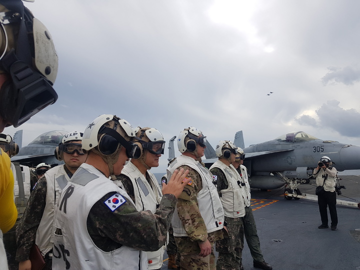 [서울=뉴시스] 합동참모본부는 김승겸 합참의장이 27일 라캐머라 연합사령관과 함께 한미 연합해상훈련 중인 미국의 로널드 레이건 항공모함을 방문했다고 밝혔다. (사진=합참) 2022.09.27. photo@newsis.com *재판매 및 DB 금지