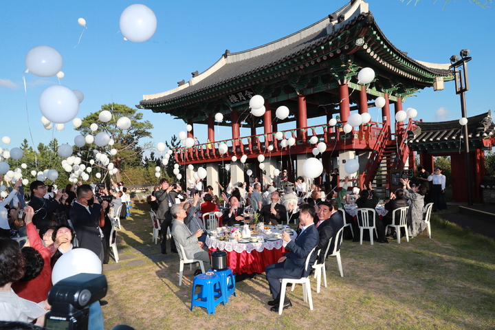 [울산=뉴시스] 27일 울산 중구 함월루에서 여여다례원(원장 김영애) 주관으로 '제5회 꽃향기 홍차향기 날리며' 행사가 열린 가운데 김두겸 울산시장과 김영길 중구청장, 회원과 시민들이 가을 하늘 위로 풍선을 날리고 있다. (사진=울산시 제공) 2022.09.27. photo@newsis.com *재판매 및 DB 금지