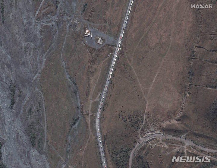 [조지아=AP/뉴시스]막사 테크놀로지가 제공한 위성사진에 지난 26일(현지시간) 조지아와 러시아 국경 검문소 인근에 길게 늘어선 차량의 모습. 러시아 정부가 지난 21일 부분 동원령을 내리자 이를 피해 국외로의 탈출이 이어지고 있다. 2022.09.28.