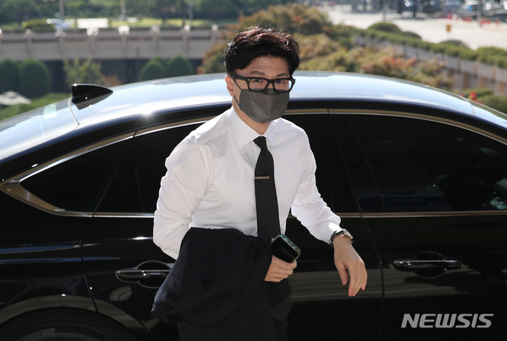 [과천=뉴시스] 고승민 기자 = 한동훈 법무부 장관이 27일 경기 정부과천청사 법무부로 출근하고 있다. 2022.09.27. kkssmm99@newsis.com