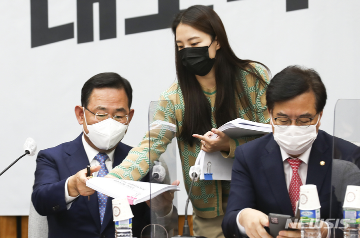 [서울=뉴시스] 최진석 기자 = 주호영 국민의힘 원내대표가 27일 서울 여의도 국회에서 열린 국정감사 사전점검회의에서 자료를 받고 있다. (공동취재사진) 2022.09.27. photo@newsis.com