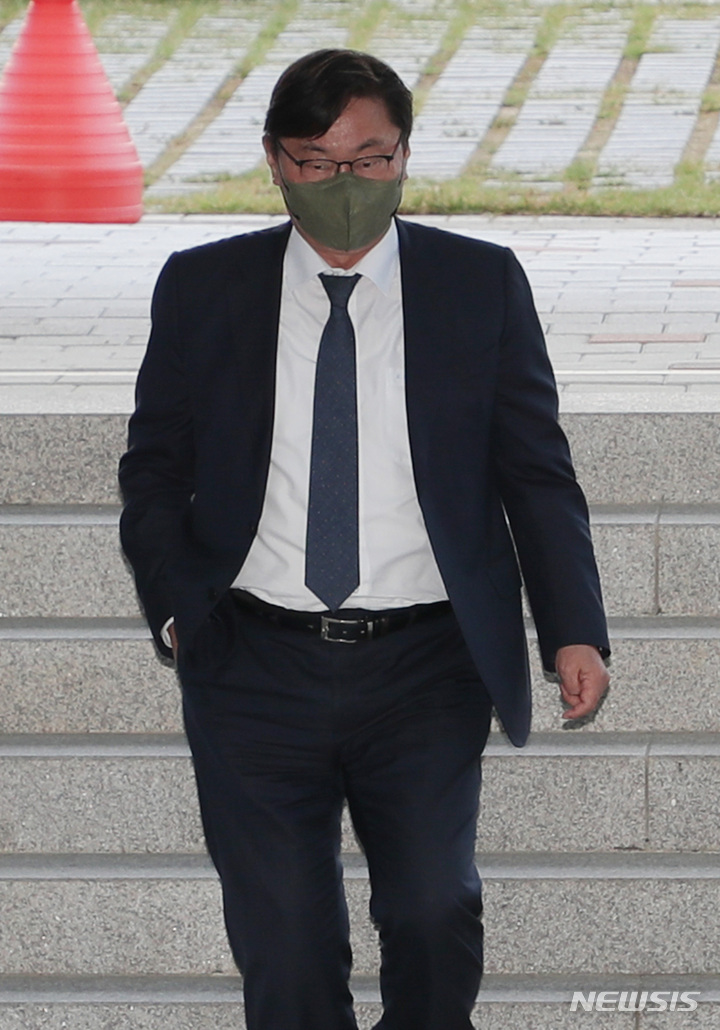 [수원=뉴시스] 김종택기자 = 쌍방울그룹 뇌물 의혹을 받는 이화영 킨텍스 대표이사(전 경기도 평화부지사)가 27일 오전 경기도 수원시 영통구 수원지방법원에서 열리는 영장실질심사에 출석하기 위해 수원지방검찰청 청사로 들어가고 있다. 2022.09.27. jtk@newsis.com