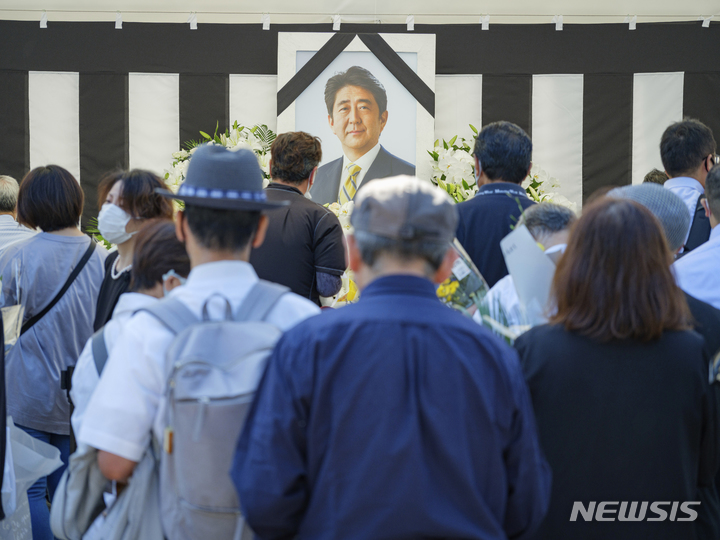 [도쿄=AP/뉴시스]아베 신조(安倍晋三) 전 일본 총리가 총격으로 사망한지 4주기를 맞이한 8일 일본 정부는 아베 정권을 계승하고 있다는 점을 강조했다. 사진은 2022년 9월 27일 아베 신조 전 일본 총리의 국장이 치러지는 도쿄 니혼부도칸 인근에 일반 시민을 위한 헌화대가 설치돼 시민들이 꽃을 두고 조문하고 있는 모습. 2026.07.08.