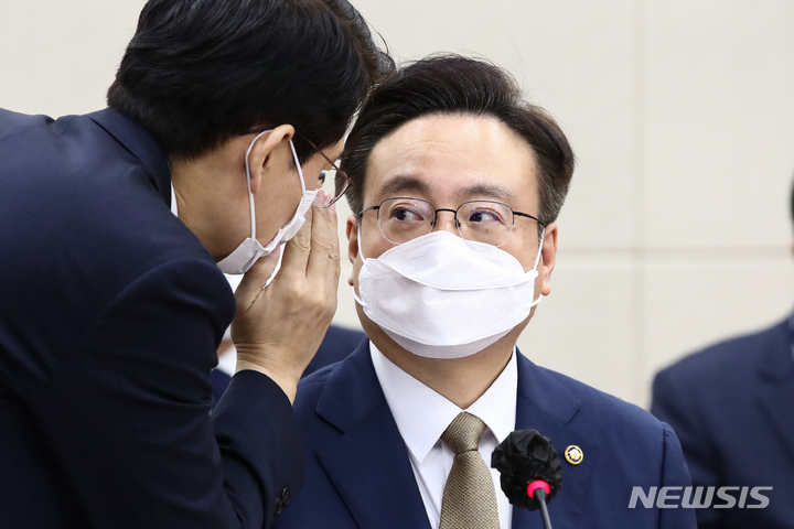 [서울=뉴시스] 김선웅 기자 = 조규홍 보건복지부 장관 후보자가 27일 서울 여의도 국회 보건복지위원회에서 열린 인사청문회에 출석해 관계자와 대화하고 있다. (공동취재사진) 2022.09.27. photo@newsis.com