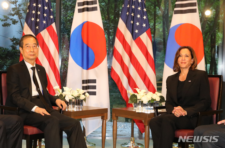 [도쿄=뉴시스] 김명원 기자 = 한덕수 국무총리와 카멀라 해리스 미국 부통령이 27일 오전(현지시간) 일본 도쿄 우쿠라호텔에서 한·미 양자회담을 하고 있다. 2022.09.27. kmx1105@newsis.com