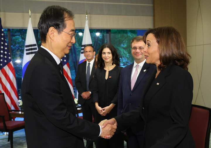 [도쿄=뉴시스] 김명원 기자 = 한덕수 국무총리와 카멀라 해리스 미국 부통령이 27일 오전(현지시간) 일본 도쿄 우쿠라호텔에서 열린 한·미 양자회담에 앞서 악수하고 있다. (사진=총리실 제공) 2022.09.27. photo@newsis.com *재판매 및 DB 금지