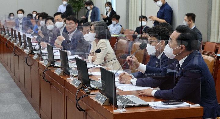 [서울=뉴시스] 고범준 기자 = 박홍근 더불어민주당 원내대표가 27일 서울 여의도 국회에서 열린 운영위원회 전체회의에서 윤석열 대통령의 순방 중 발언과 관련해 발언권을 요구하며 마이크를 들고 있다. (공동취재사진) 2022.09.27. photo@newsis.com