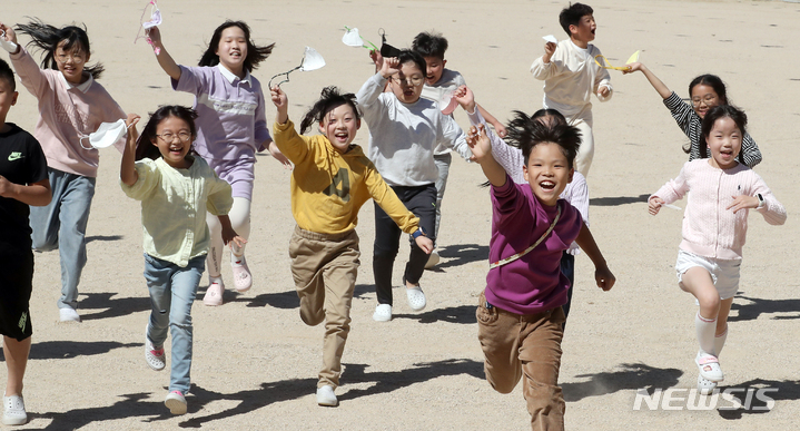 [서울=뉴시스] 김금보 기자 = 실외 마스크 착용 의무가 해제된지 이틀째인 지난 27일 오후 서울 한 초등학교 운동장에서 학생들이 마스크 없는 가을 날씨를 만끽하고 있다. 2022.09.28. kgb@newsis.com