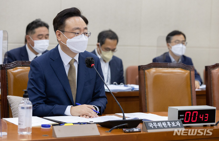 [서울=뉴시스] 김선웅 기자 = 조규홍 보건복지부 장관 후보자가 27일 오후 서울 여의도 국회에서 열린 보건복지위원회의 인사청문회에서 의원 질문에 답변하고 있다. (공동취재사진) 2022.09.27. photo@newsis.com