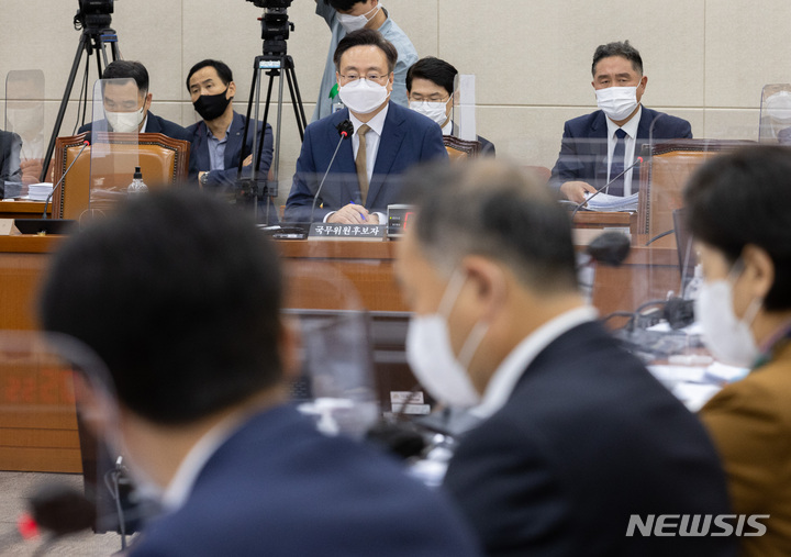 [서울=뉴시스] 김선웅 기자 = 조규홍 보건복지부 장관 후보자가 27일 오후 서울 여의도 국회에서 열린 보건복지위원회의 인사청문회에서 의원 질문에 답변하고 있다. (공동취재사진) 2022.09.27. photo@newsis.com