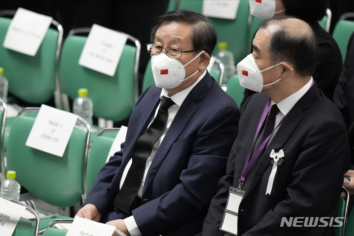 [도쿄=AP/뉴시스]지난 27일 일본 도쿄 니혼부도칸에서 아베 신조 전 일본 총리의 국장이 열려 완강 중국 전국인민정치협상회의 부주석이 참석했다. 2022.09.28. 