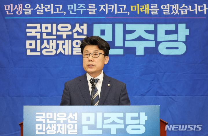 [서울=뉴시스] 전진환 기자 = 진성준 더불어민주당 원내수석부대표가 27일 국회에서 열린 의원총회에서 박진 외교부 장관 해임안에 관해 설명하고 있다. (공동취재사진) 2022.09.27.  photo@newsis.com