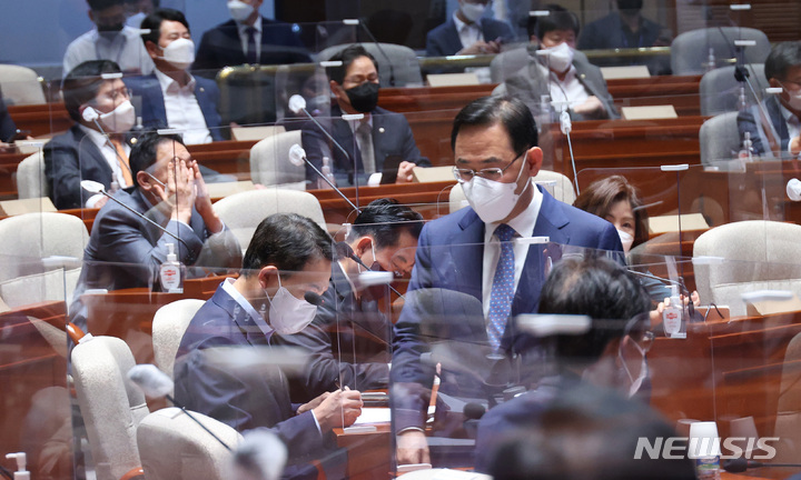 [서울=뉴시스] 전진환 기자 = 주호영 국민의힘 원내대표가 27일 오후 서울 여의도 국회에서 열린 의원총회에 참석하고 있다. (공동취재사진) 2022.09.27. photo@newsis.com