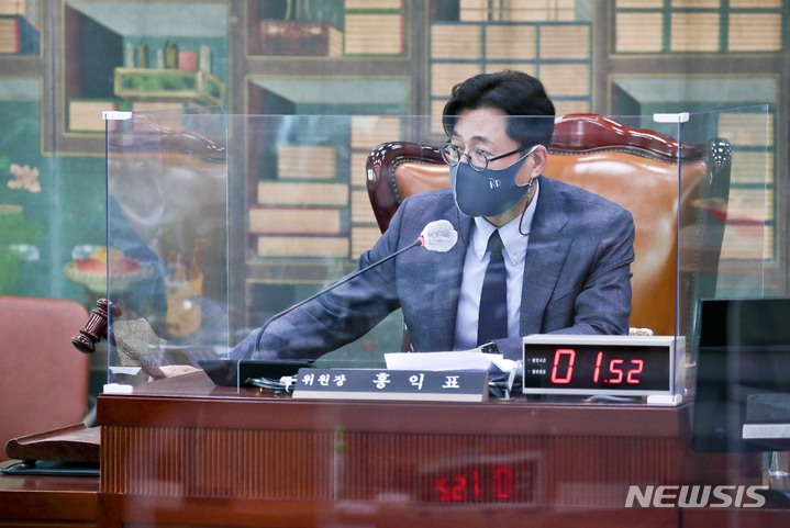 [서울=뉴시스] 최진석 기자 = 홍익표 국회 문체위 위원장이 27일 서울 여의도 국회에서 열린 문화체육관광위원회 전체회의에서 의사봉을 두드리고 있다. (공동취재사진) 2022.09.27. photo@newsis.com