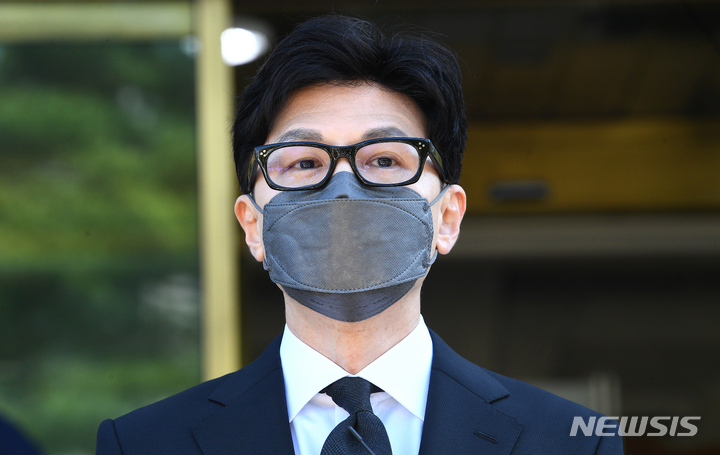 [서울=뉴시스] 추상철 기자 = 한동훈 법무부 장관이 27일 서울 종로구 헌법재판소에서 열린 '검수완박(검찰 수사권 완전 박탈)'법 관련 공개 변론 참석에 앞서 취재진에게 입장을 밝히고 있다. (공동취재사진) 2022.09.27. photo@newsis.com