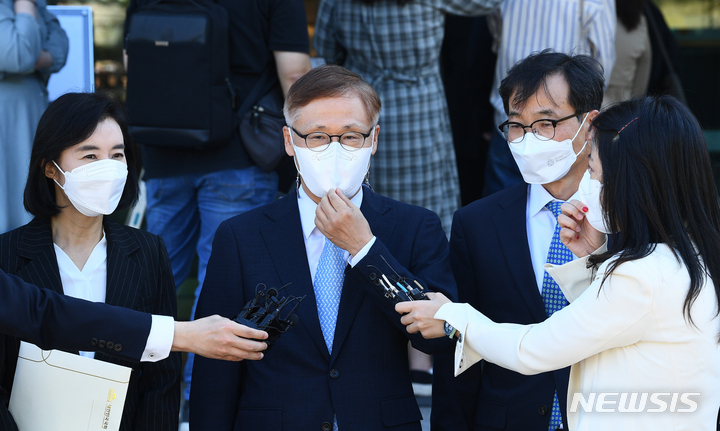 [서울=뉴시스] 추상철 기자 = 장주영 변호사가 27일 서울 종로구 헌법재판소에서 열린 '검수완박(검찰 수사권 완전 박탈)'법 관련 공개 변론 참석에 앞서 취재진에게 국회측 입장을 밝히고 있다. (공동취재사진) 2022.09.27. photo@newsis.com