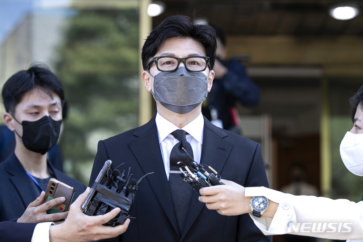 [서울=뉴시스] 추상철 기자 = 한동훈 법무부 장관이 27일 서울 종로구 헌법재판소에서 열린 '검수완박(검찰 수사권 완전박탈)' 법안의 위헌 여부를 따지는 공개변론에 출석하며 취재진의 질문에 답하고 있다. (공동취재사진) 2022.09.27. photo@newsis.com