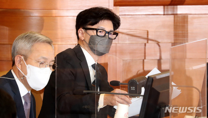 [서울=뉴시스] 추상철 기자 = 한동훈 법무부 장관이 27일 오후 서울 종로구 헌법재판소에서 열린 '검수완박'(검찰 수사권 완전박탈)법 권한쟁의심판 사건과 관련 공개변론에 참석해 있다. 2022.09.27. scchoo@newsis.com