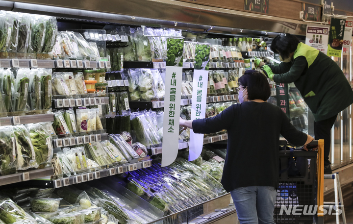 [서울=뉴시스] 김근수 기자 = 서울 시내의 한 대형마트에서 소비자가 물건을 고르고 있다. 2022.09.27. ks@newsis.com