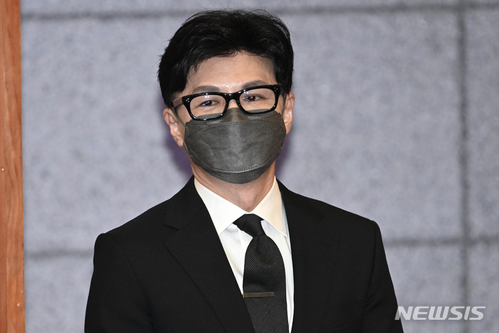 [서울=뉴시스] 추상철 기자 = 한동훈 법무부 장관이 지난 27일 서울 종로구 헌법재판소 대심판정에서 열린 '검수완박' 법안의 위헌 여부를 판단하기 위한 공개변론에 청구인으로 출석하고 있다. (공동취재사진) 2022.09.27. photo@newsis.com