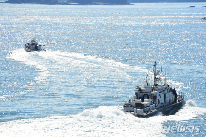 [사천=뉴시스] 차용현 기자 = 27일 오후 경남 사천해양경찰서가 삼천포신항 여객선부두에서 카페리여객선 인질 및 폭발물 테러에 대한 훈련을 실시했다. 사진은 해양경찰경비함정이 도주하는 테러선박을 쫓고 있다. 2022.09.27. con@newsis.com