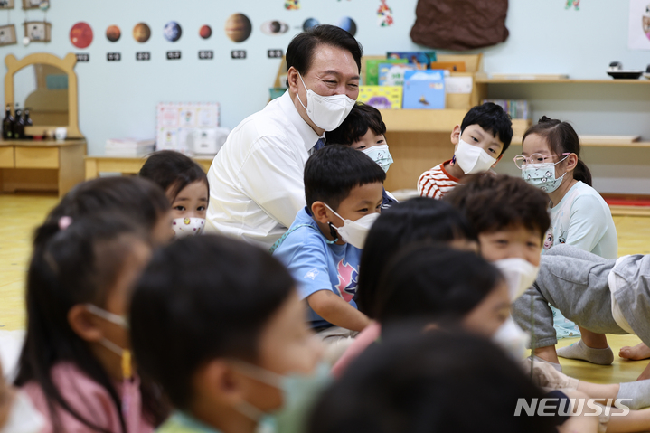 [세종=뉴시스] 윤석열 대통령이 27일 세종 도담동 아이누리 어린이집을 방문해 이야기 할머니 프로그램을 참관하고 있다. (사진=대통령실 제공) 2022.09.27. photo@newsis.com