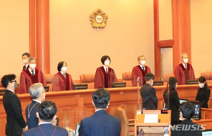 [서울=뉴시스] 추상철 기자 = 27일 오후 서울 종로구 헌법재판소에서 '검수완박'(검찰 수사권 완전박탈)법 권한쟁의심판 사건과 관련 공개변론이 열리고 있다. (공동취재사진) 2022.09.27. photo@newsis.com