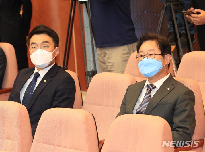 [서울=뉴시스] 추상철 기자 = 27일 오후 서울 종로구 헌법재판소에서 '검수완박'(검찰 수사권 완전박탈)법 권한쟁의심판 사건과 관련 공개변론이 열린 가운데 박범계 더불어민주당 윤석열정권정치탄압대책위원장과 김남국 더불어민주당 의원이 참석해 있다. (공동취재사진) 2022.09.27. photo@newsis.com