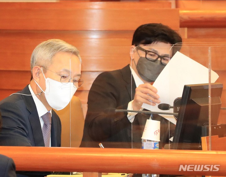 [서울=뉴시스] 추상철 기자 = 27일 오후 서울 종로구 헌법재판소에서 '검수완박'(검찰 수사권 완전박탈)법 권한쟁의심판 사건과 관련 공개변론이 열린 가운데 한동훈 법무부 장관과 강일원 변호사가 참석해 있다. (공동취재사진) 2022.09.27. photo@newsis.com