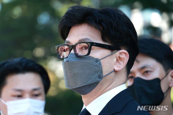 [서울=뉴시스] 추상철 기자 = 한동훈 법무부 장관이 지난 27일 서울 종로구 헌법재판소에서 열리는 '검수완박법'의 위헌여부를 다투는 공개변론에 앞서 취재진의 질문에 답하고 있다.(공동취재사진) 2022.09.27. photo@newsis.com