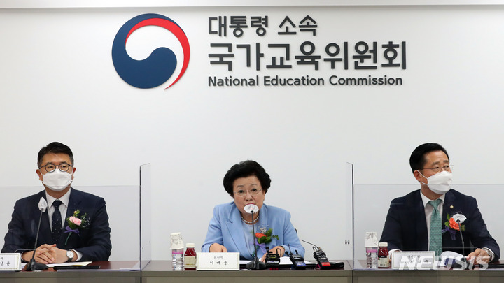 [서울=뉴시스] 배훈식 기자 = 이배용 대통령 소속 국가교육위원장이 27일 오후 서울 종로구 정부서울청사에서 열린 국교위 출범식에 참석해 발언하고 있다. 왼쪽부터 장상윤 교육부 차관, 이 위원장, 이태규 국회 교육위원회 국민의힘 간사. 2022.09.27. dahora83@newsis.com