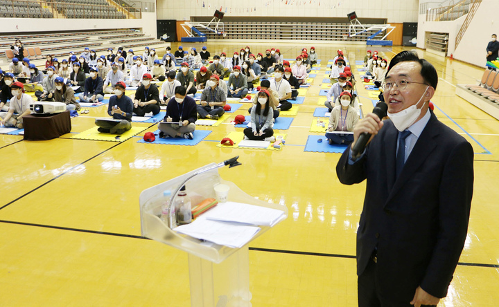 [나주=뉴시스] 윤병태 전남 나주시장이 '청렴 골든벨' 퀴즈 대회'에 참석해 직원들을 향해 인사말을 하고 있다. (사진=나주시 제공) 2022.09.27. photo@newsis.com *재판매 및 DB 금지