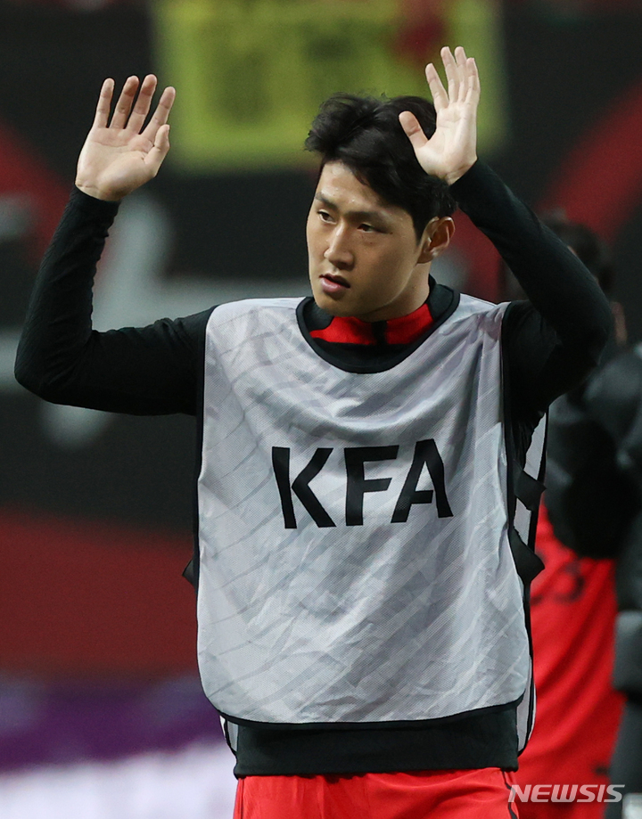 [서울=뉴시스] 조성우 기자 = 27일 오후 서울 마포구 서울월드컵경기장에서 열린 하나은행 초청 축구 국가대표 평가전 대한민국과 카메룬의 경기, 1-0으로 승리를 거둔 한국 이강인이 그라운드에 나와 팬들에게 인사하고 있다.&nbsp;&nbsp;&nbsp; 2022.09.27. xconfind@newsis.com
