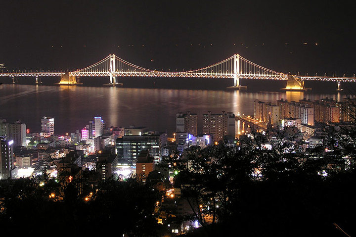 금련산에서 바라보는 야경. (사진=부산 수영구청) photo@newsis.com *재판매 및 DB 금지