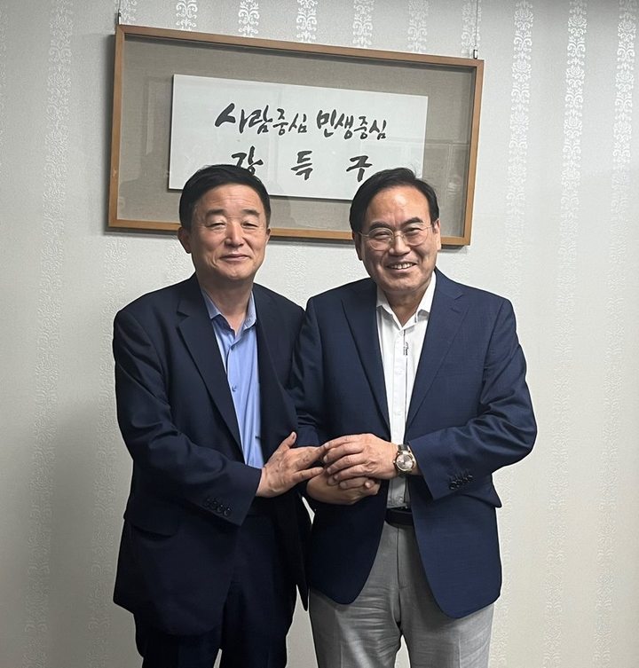 [전주=뉴시스] 왼쪽부터 강득구 의원, 서거석 전북교육감. *재판매 및 DB 금지