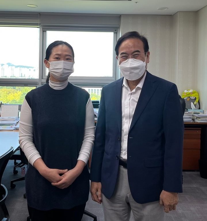 [전주=뉴시스] 왼쪽부터 권은희 의원, 서거석 전북교육감. *재판매 및 DB 금지