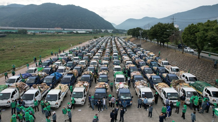 28일 청도군 둔치에서 열린 ‘2022 새마을 환경살리기’ 행사장은 재활용품 수집경진대회 참가를 위해 경북도내 23개 시군에서 재활용품을 수거해 싣고 온 트럭들로 장사진을 이뤘다. (사진=청도군 제공) *재판매 및 DB 금지