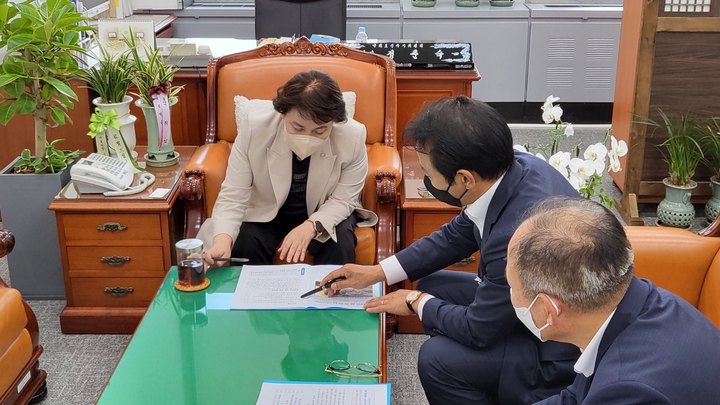 '국립공공보건의료대학 설립·운영에 관한 법률안' 통과를 촉구·건의하기 위해 국회를 방문한 최경식 남원시장(왼쪽 두번째)이 보건복지위원회 정춘숙 위원장(왼쪽 첫번째)을 만나 남원국립공공의대 설립에 대해 설명하고 있다. *재판매 및 DB 금지