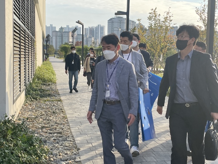 압수수색 벌이는 경찰. *재판매 및 DB 금지