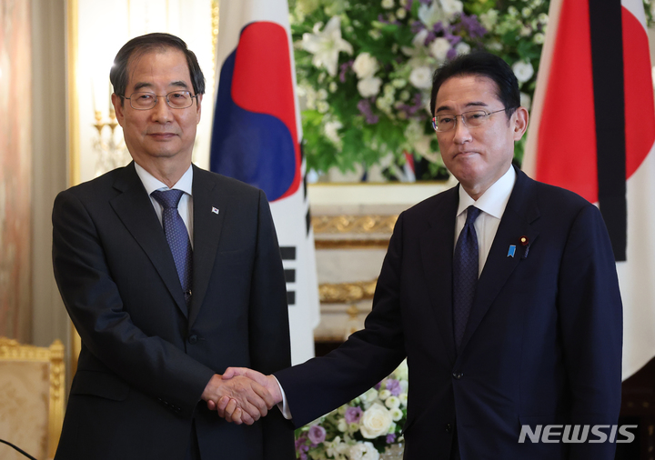 [도쿄=뉴시스] 김명원 기자 = 한덕수 국무총리가 28일 오전 일본 도쿄 아카사카 영빈관에서 기시다 총리를 만나 악수하고 있다. 2022.09.28. kmx1105@newsis.com